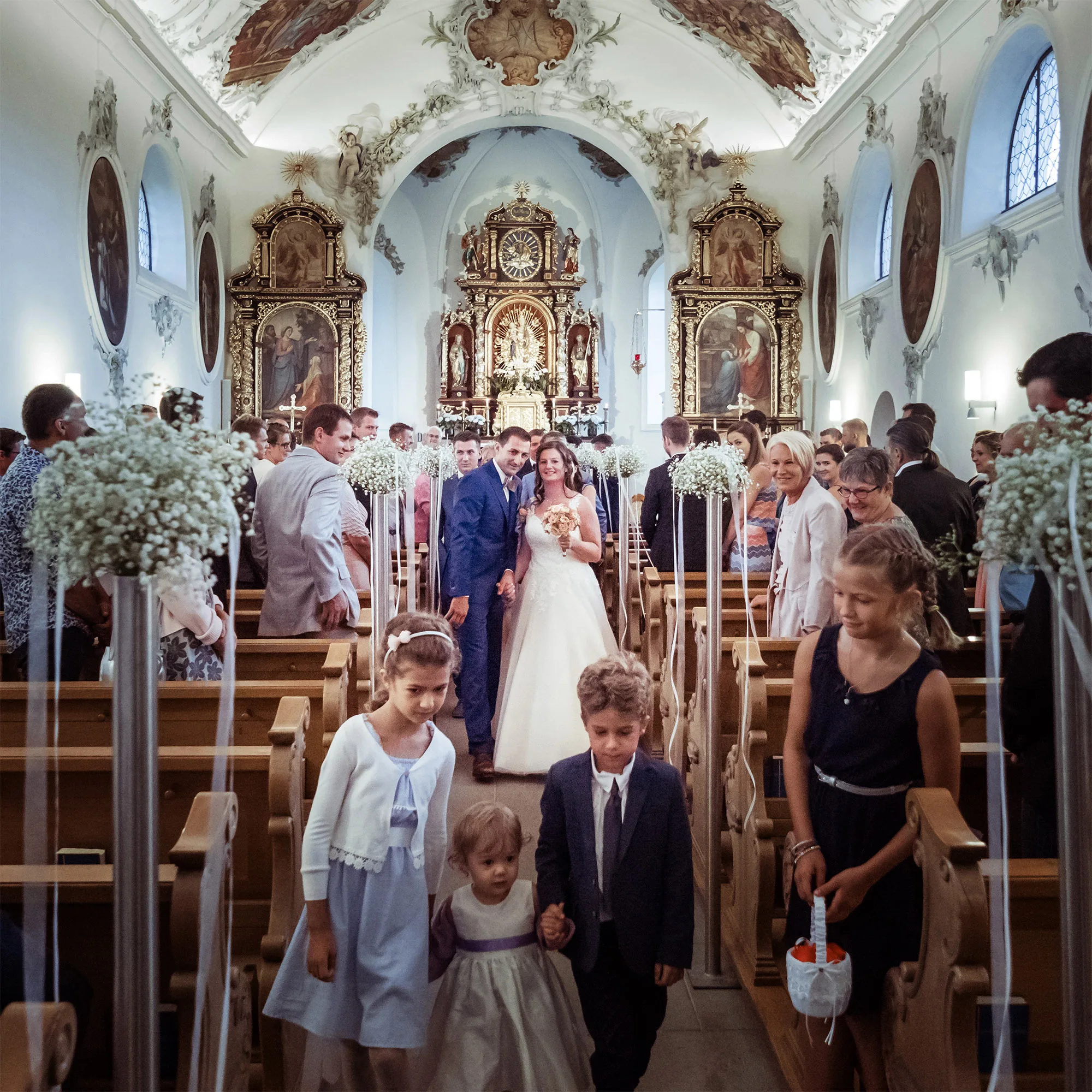 Auszug Hochzeitspaar aus der Kirche