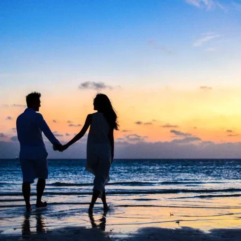Hochzeitpaar in den Flitterwochen am Strand