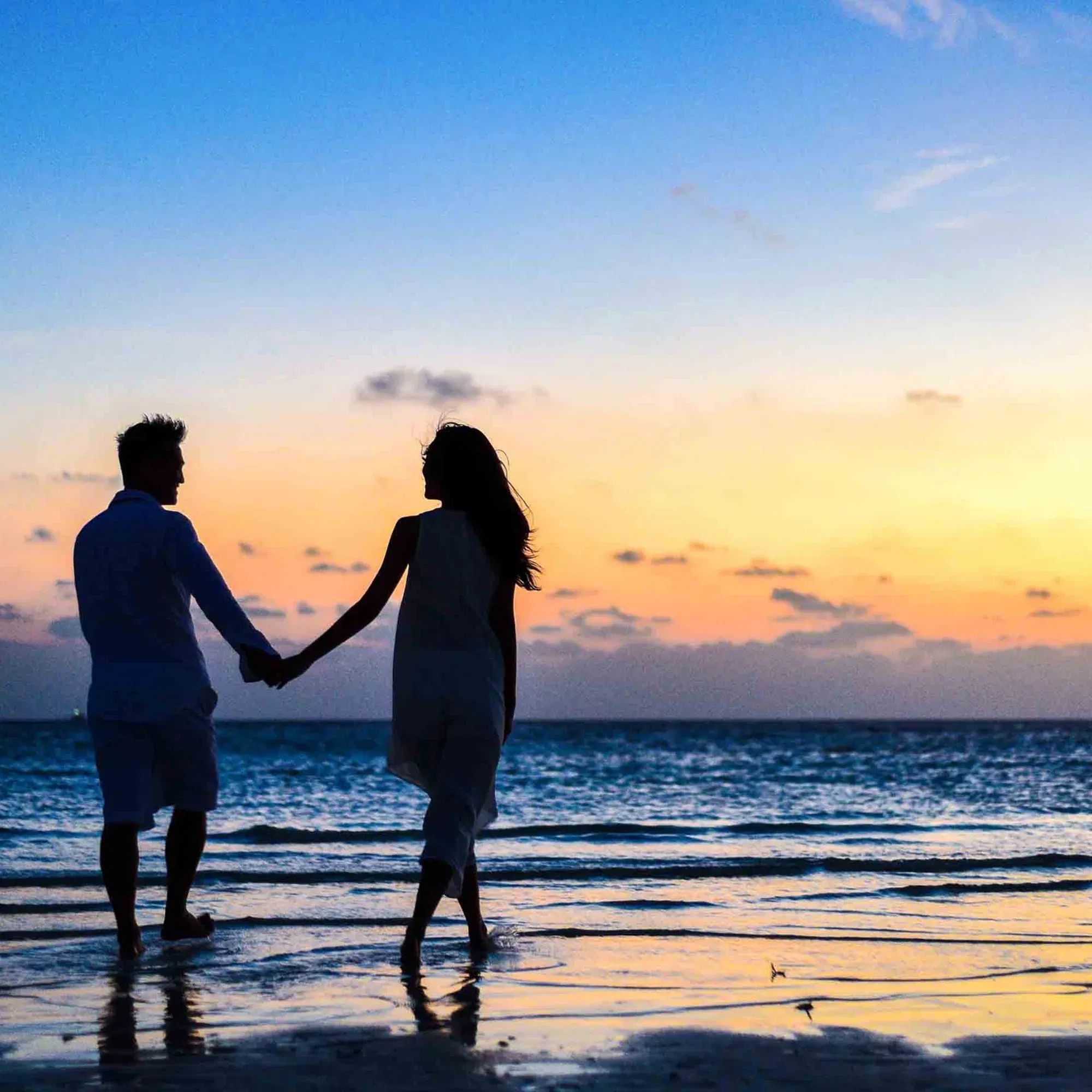 Hochzeitpaar in den Flitterwochen am Strand