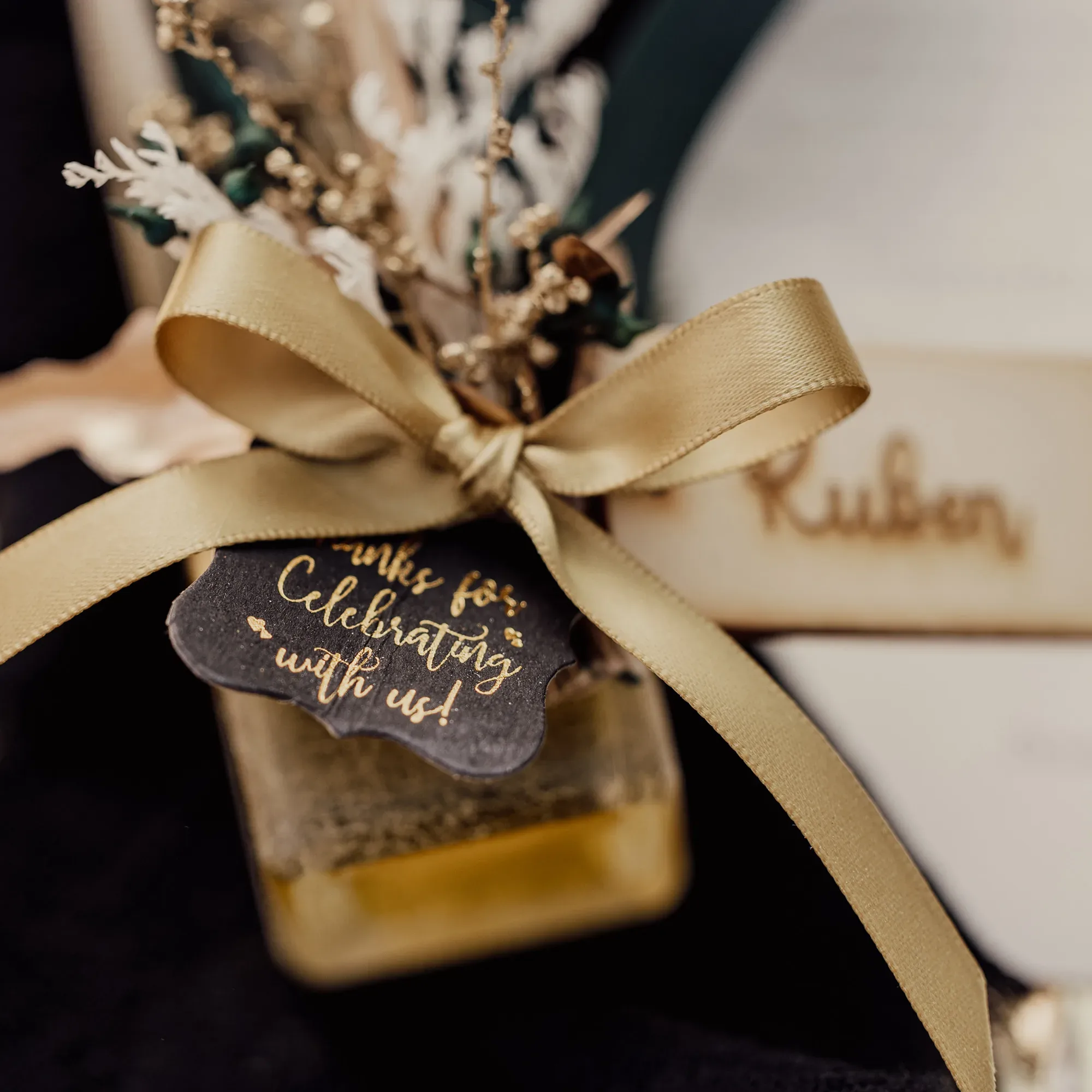 Gastgeschenk bei einer Hochzeit mit tropischen Hochzeitskonzept