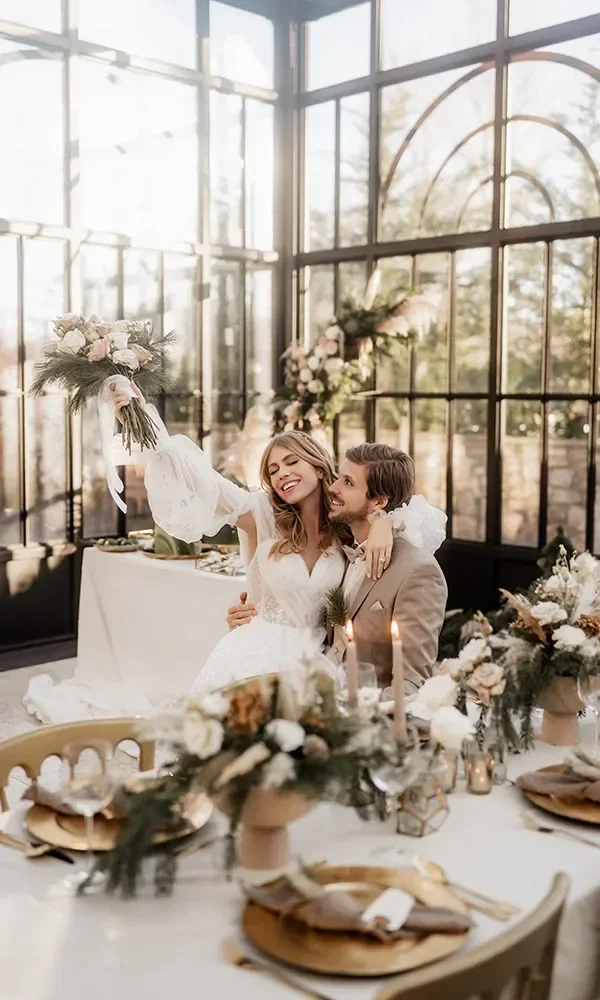 Hochzeitspaar am gedeckten Tisch