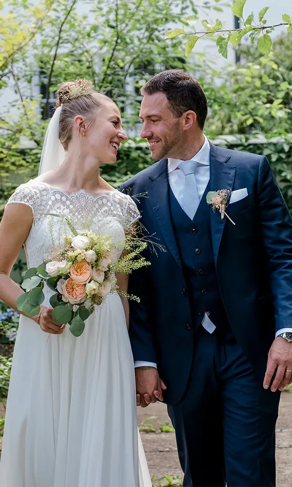 Hochzeitspaar beim Fotoshooting im Garten