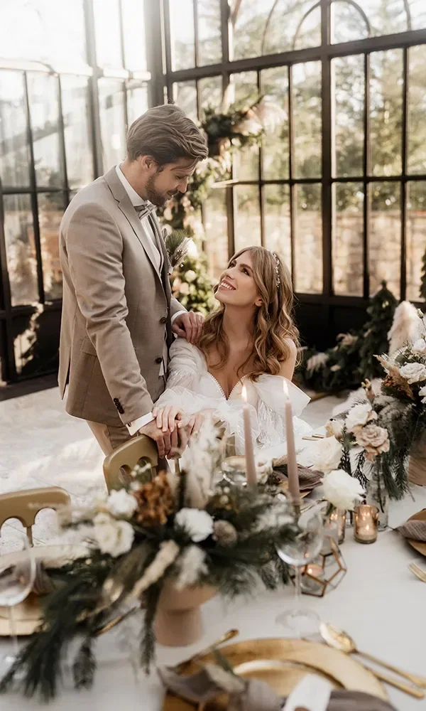Hochzeitspaar am gedeckten Tisch