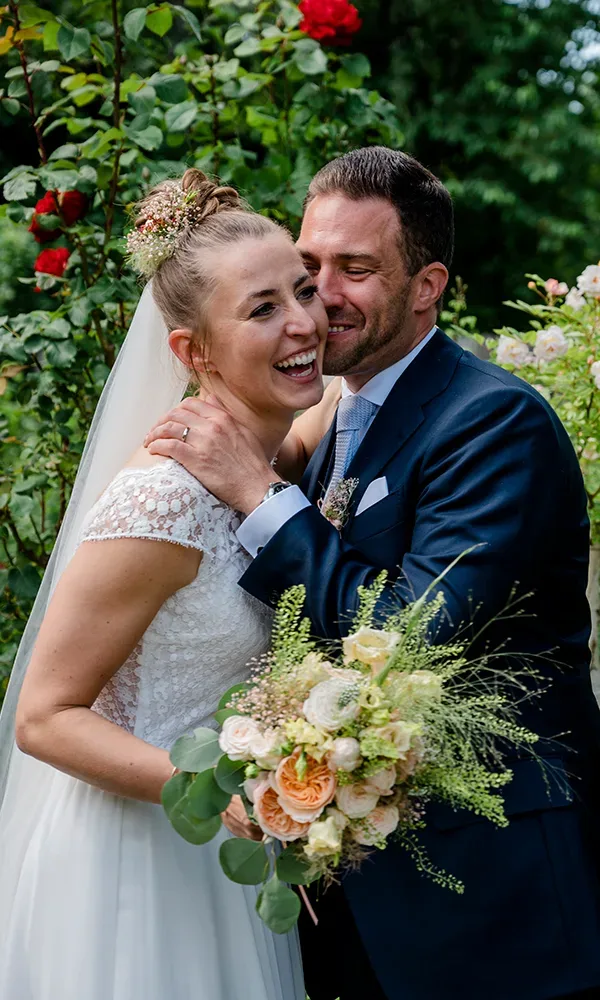 Hochzeitspaar beim Fotoshooting im Garten