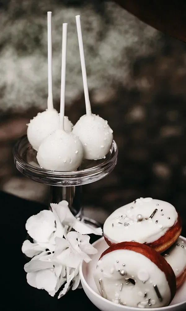 Sweet Table mit weißen Sweets