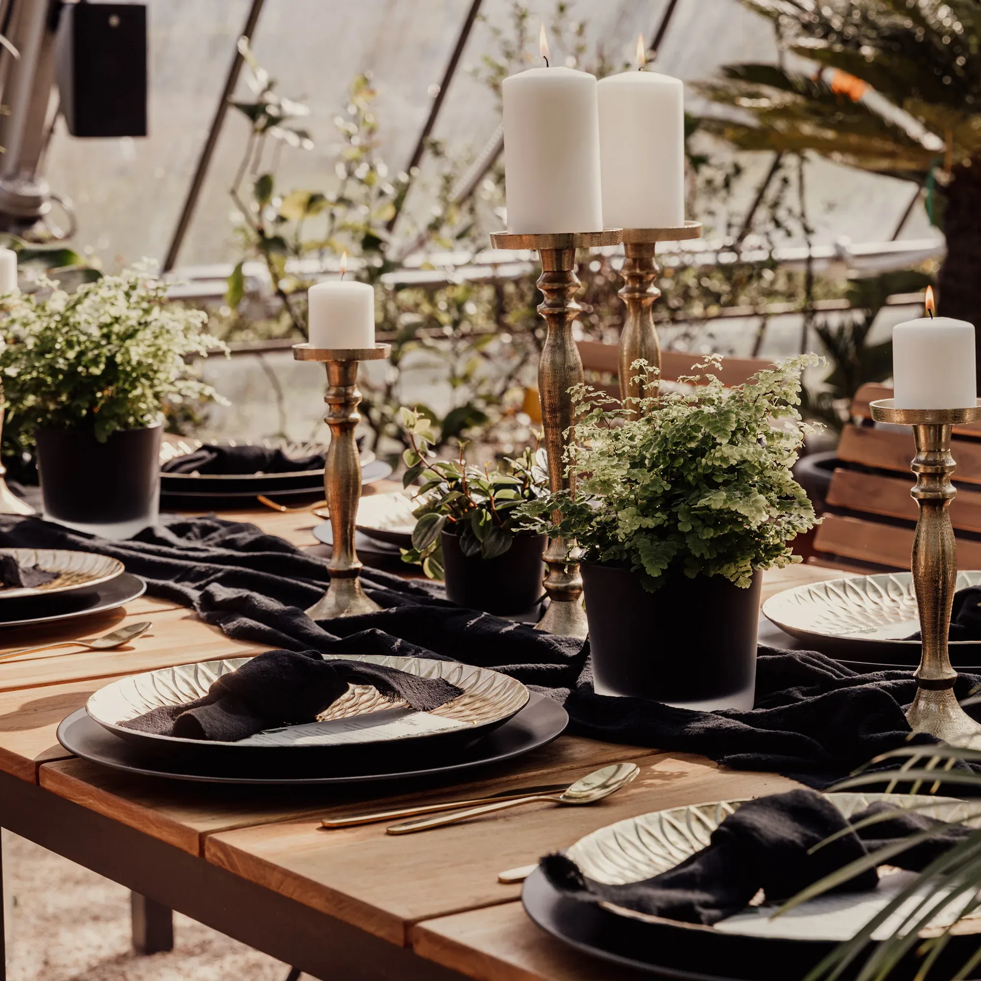 Table Setting für tropisches Hochzeitskonzept