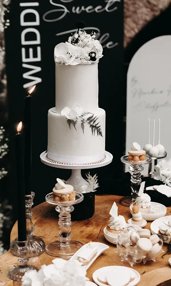 weiße Hochzeitstorte auf einem Sweet-Table