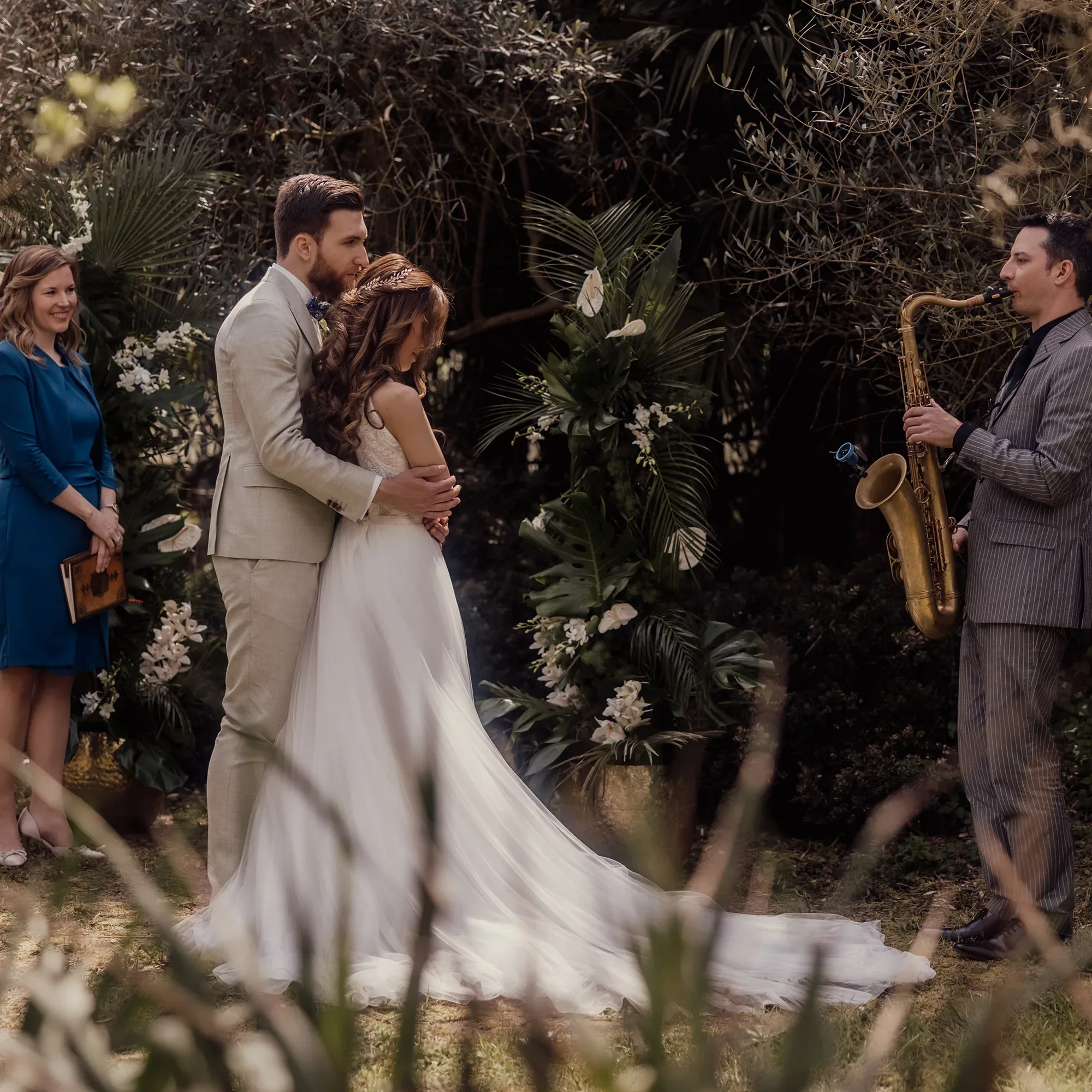 Hochzeitspaar bei Trauzeremonie mit freier Traurednerin und Saxophone Spieler