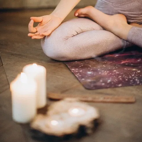 Frau beim meditieren