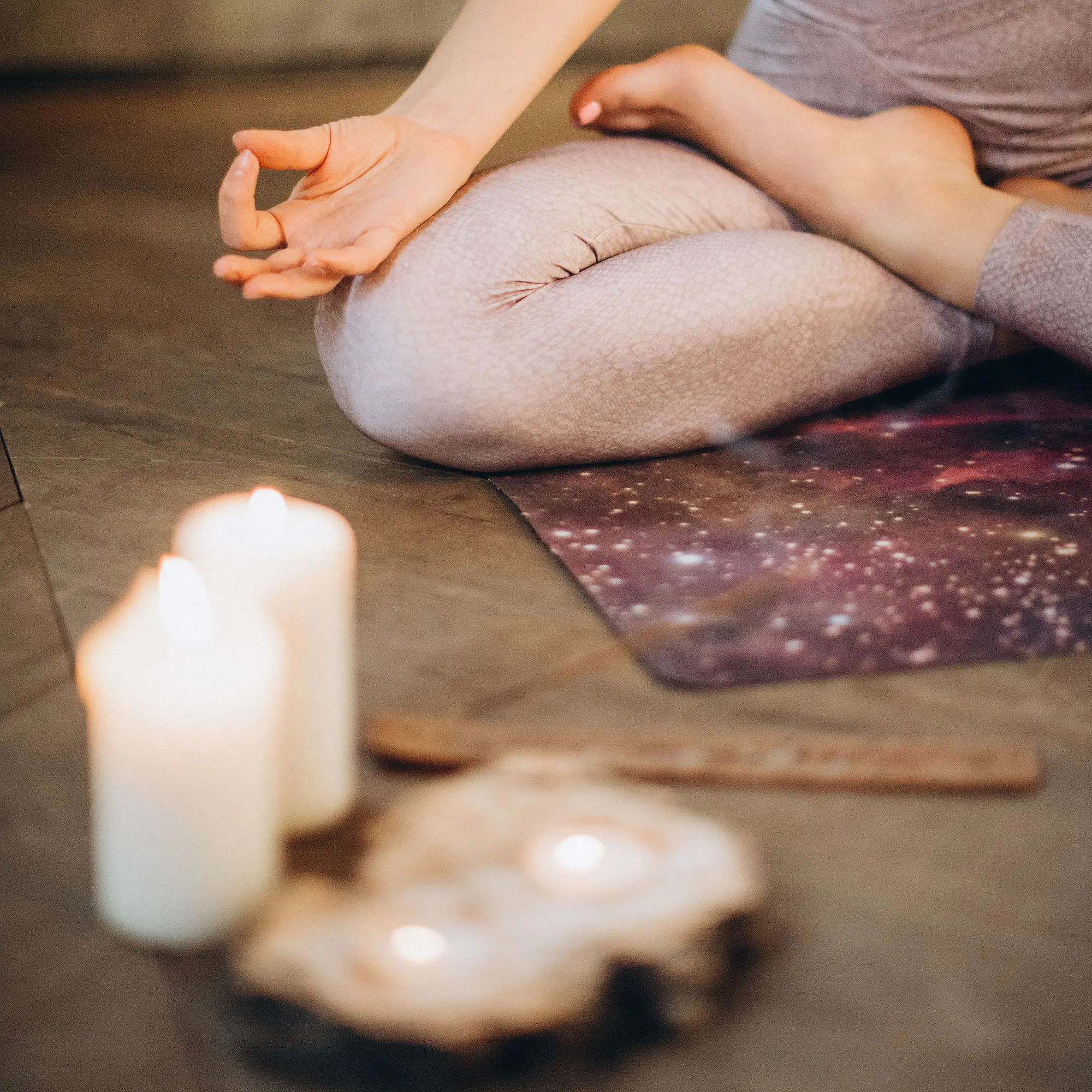 Frau beim meditieren