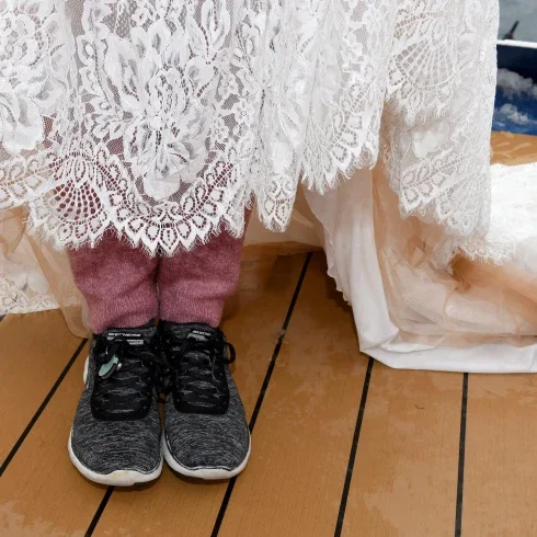 Braut zeigt ihre Thermoleggins