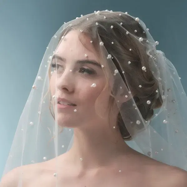 Eine Frau mit perlenbesetztem Schleier.
