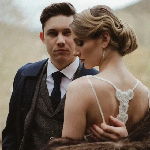 Ein Brautpaar im Vintage-Look.