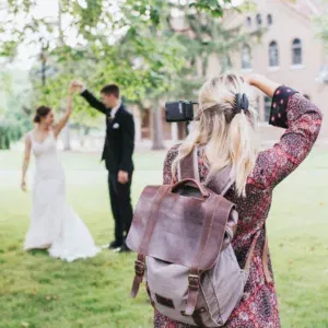 Ein Hochzeitsfotograf und Videograf in Nordhausen fangen die liebevolle Umarmung eines Paares ein