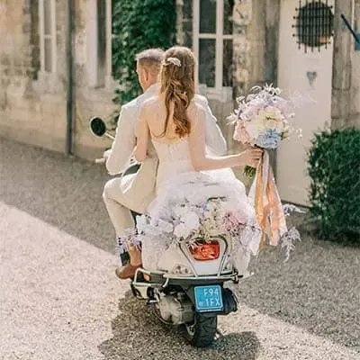 In Oberhausen macht ein strahlendes Brautpaar ihren besonderen Tag besonders mit einer Fahrt auf einer liebevoll dekorierten Vespa