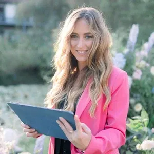 Kerry Howard im pinken Blazer, sie ist Hochzeitsplanerin und Eventdesignerin.