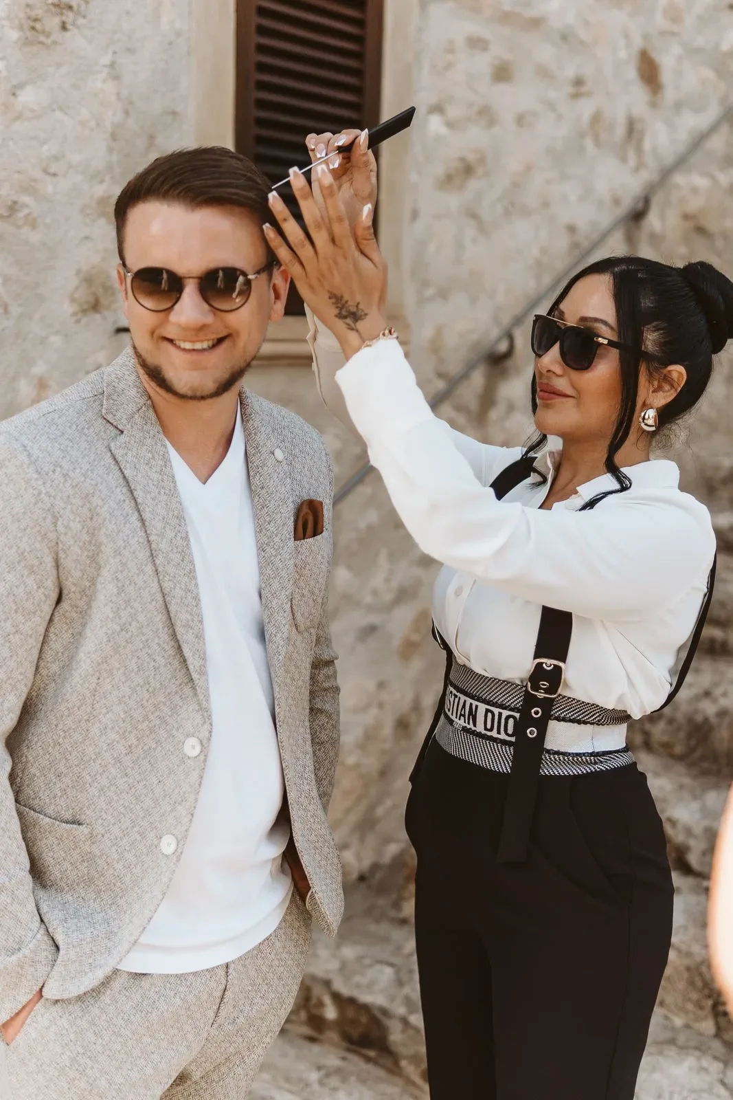 Die Haare des Bräutigams werden gestylt.