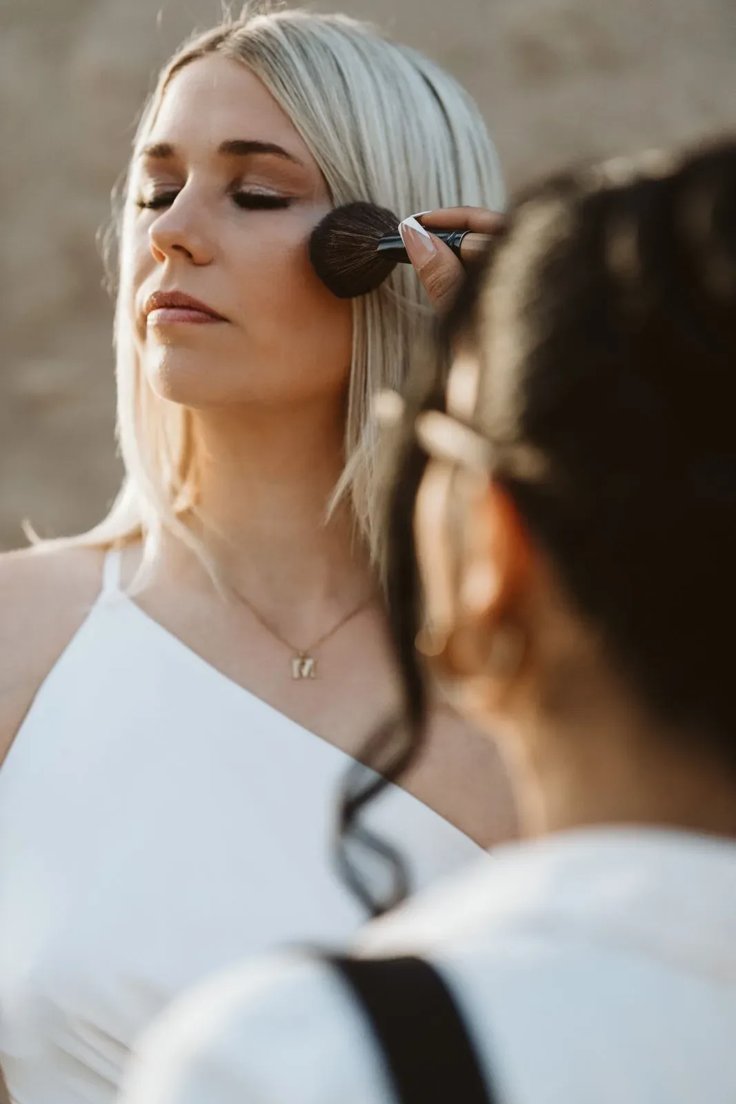 Das Make-Up der Braut wird aufgefrischt.