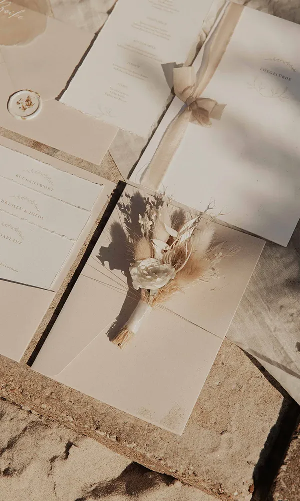 Hochzeitseinladungen und Papeterie im Beach-Style mit beige-weißen Farbtönen und natürlichen Elementen