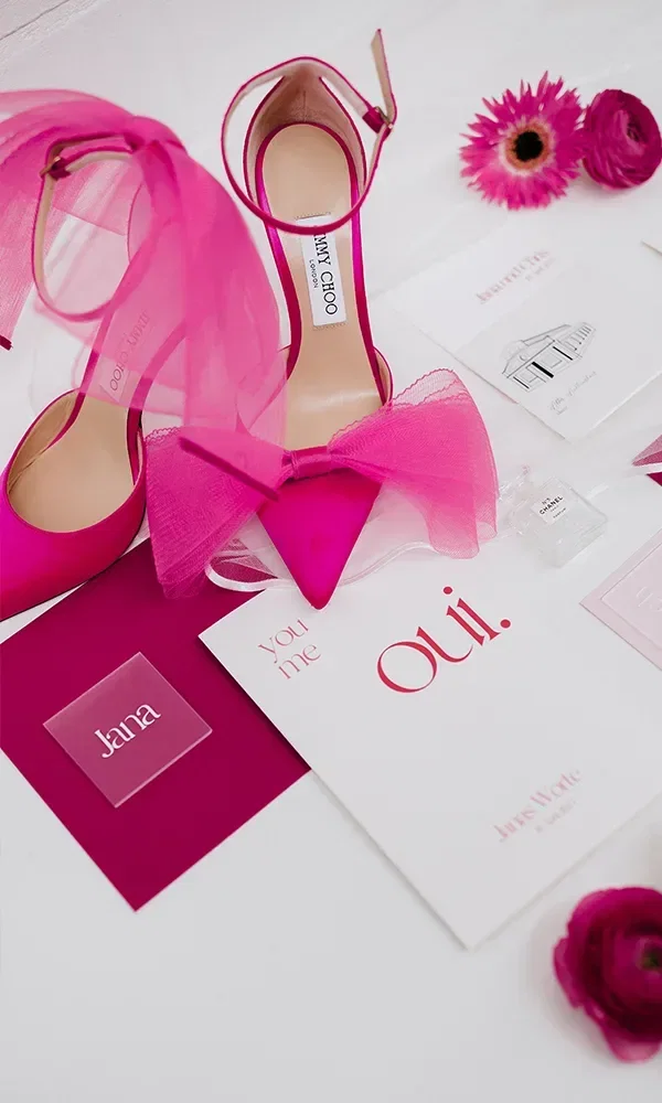 Pinkfarbene Hochzeitseinladungskarten und Papeterie mit pinken Schuhen und Blumen
