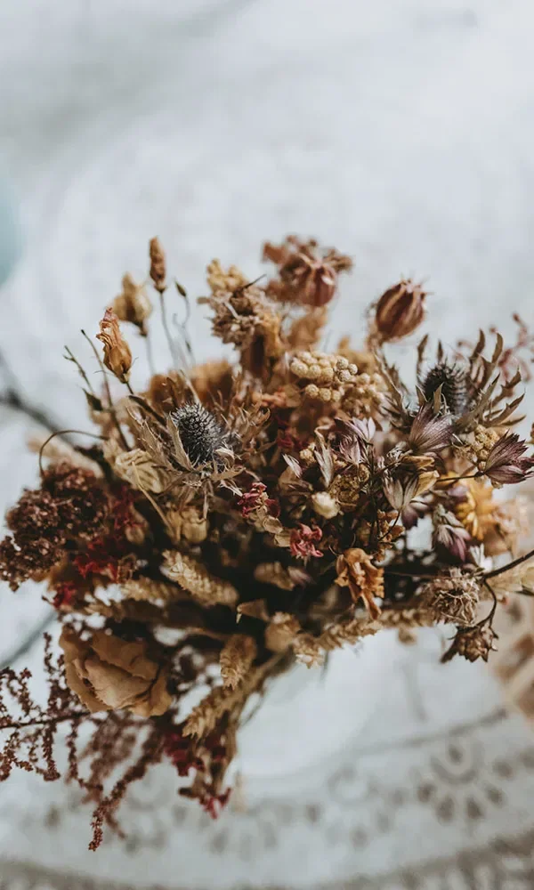 Strauß aus verschiedenen getrockneten Blumen in Erdtönen, perfekt für eine Boho-Hochzeit