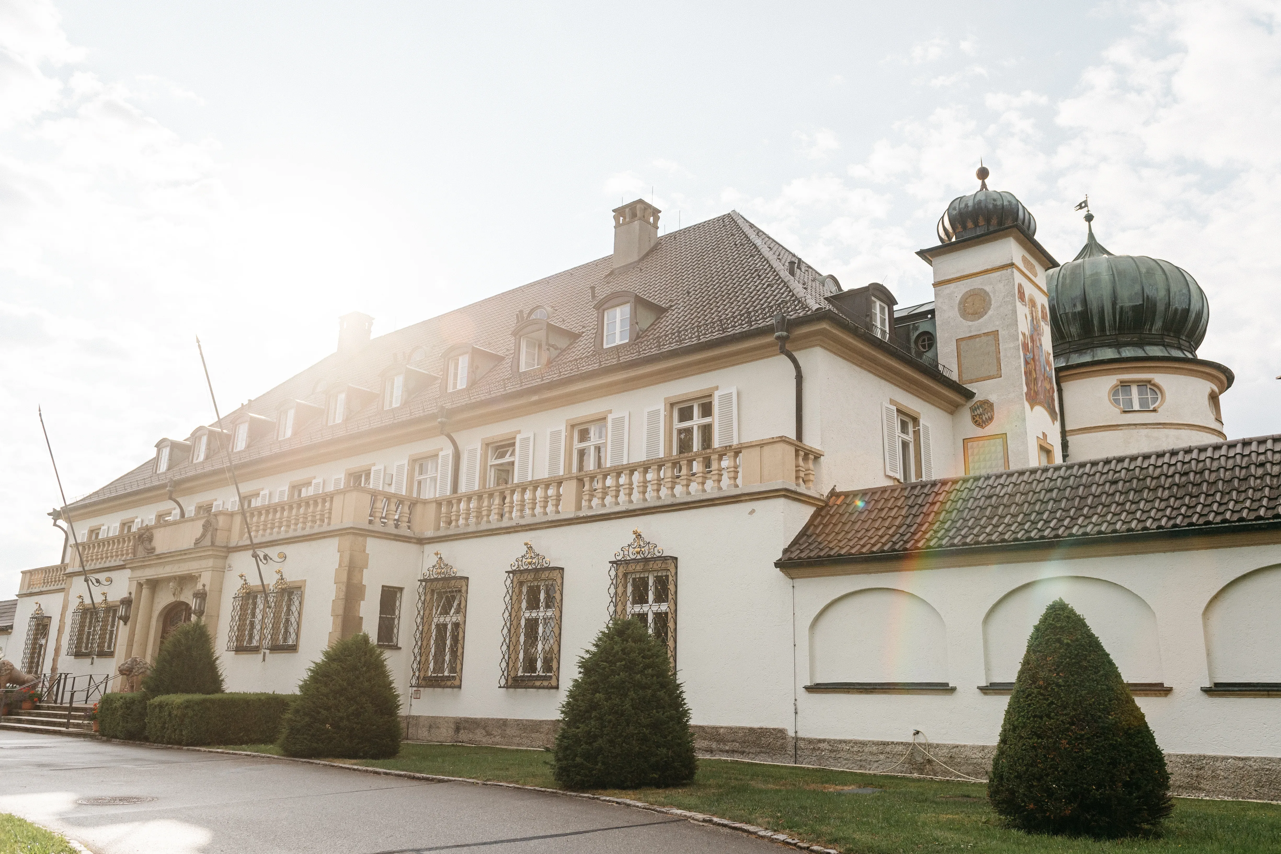 Schloss Hohenried ist von der Seite zu sehen.