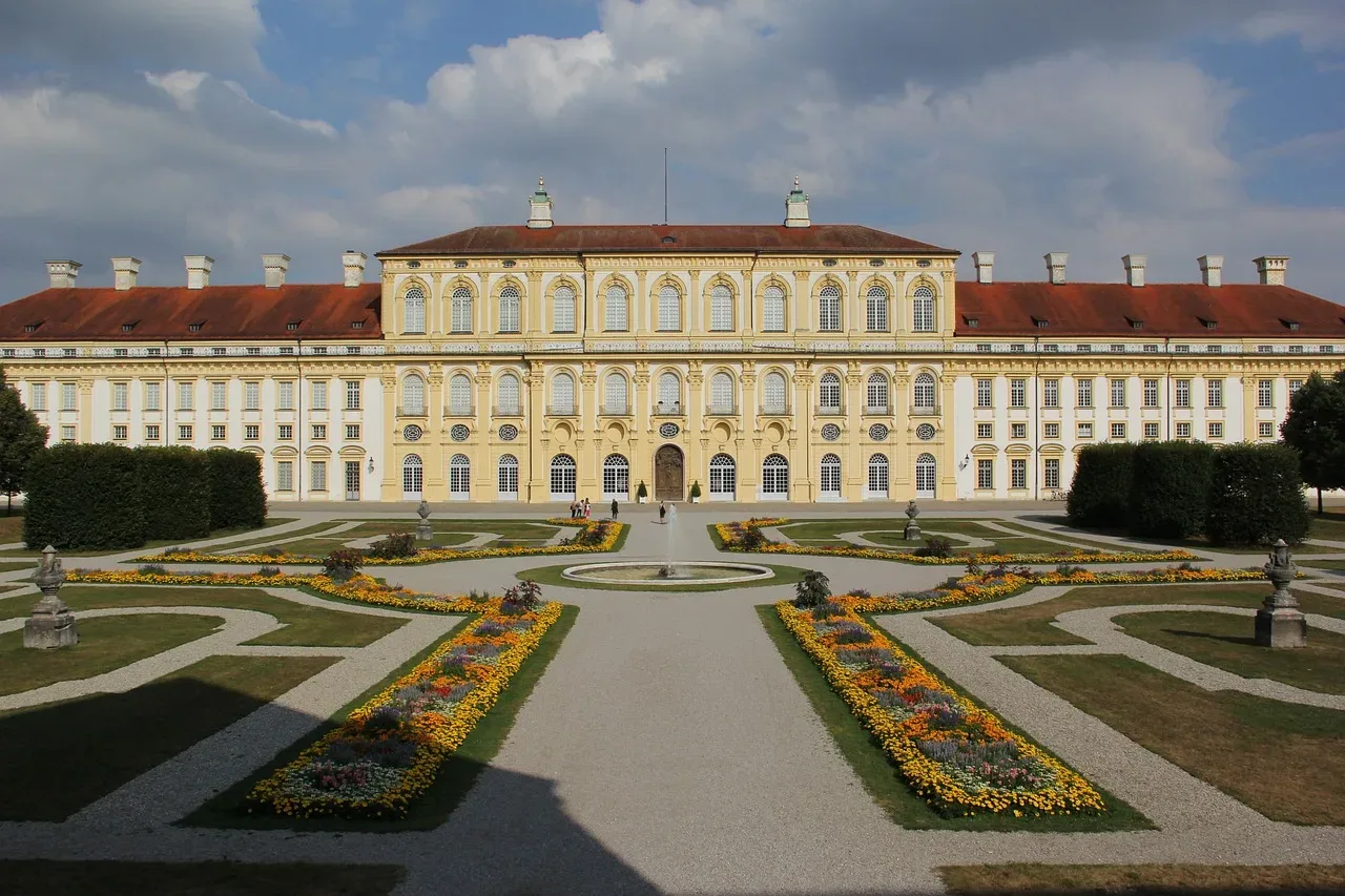 Das neue Schloss in Oberschleissheim, im Vordergrund ist der Schlossgarten mit Brunnen zu sehen.