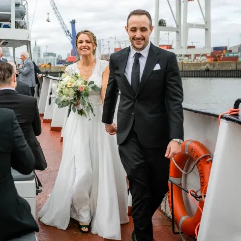 Brautpaar nach der Trauung auf einem Schiff.