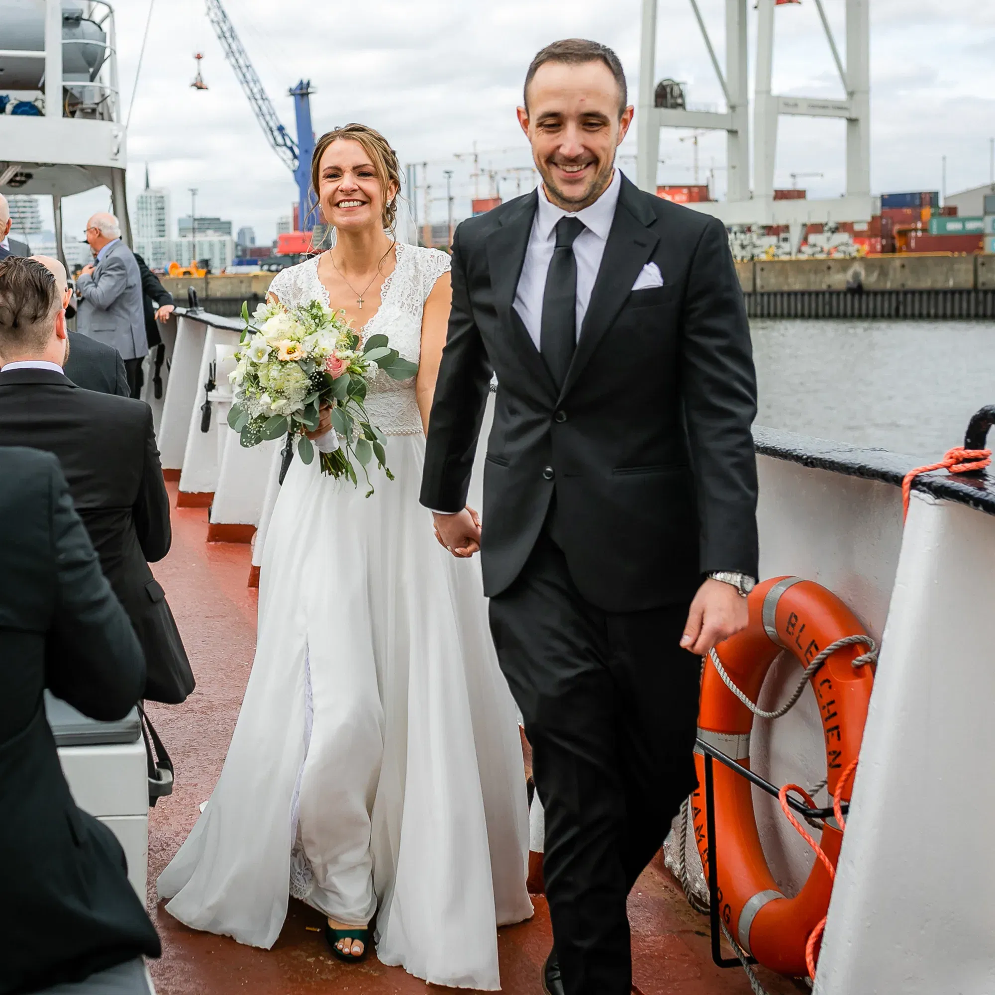 Brautpaar nach der Trauung auf einem Schiff.