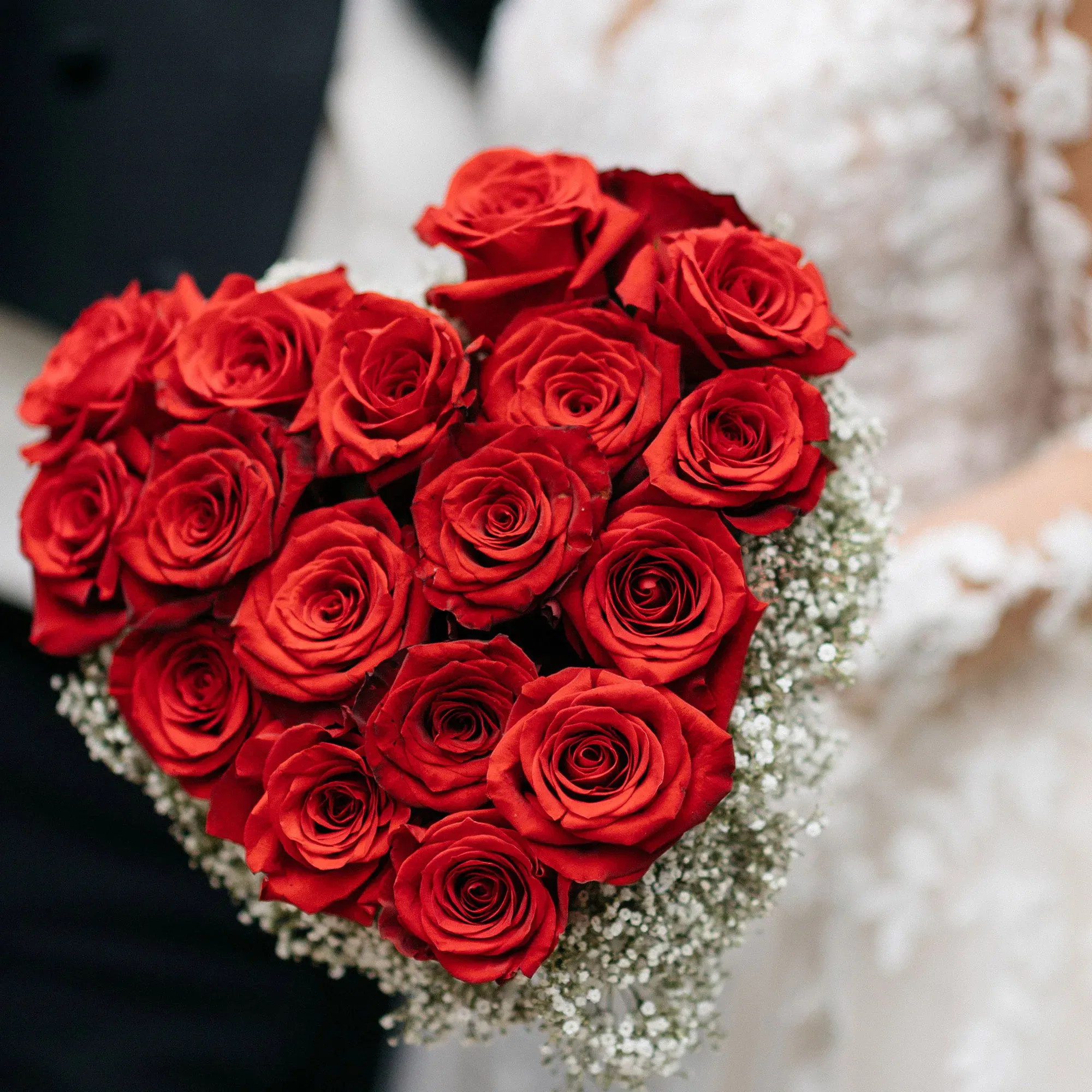 Hochzeitsstrauß in Herzform aus roten Rosen.