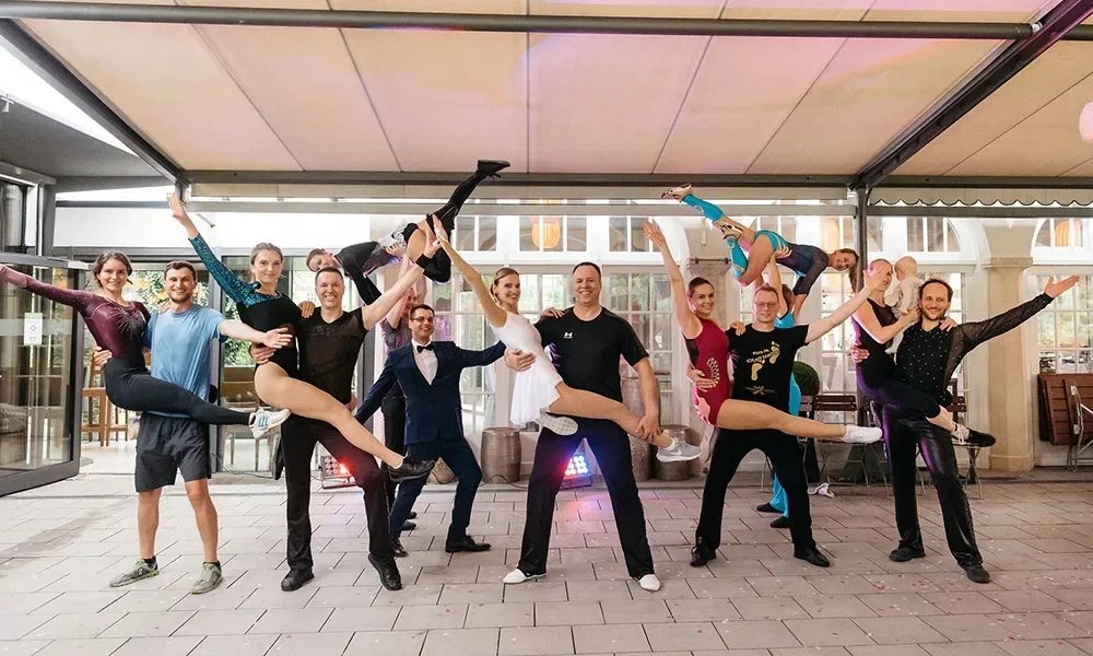 Eine Tanzsgruppe in Pose.