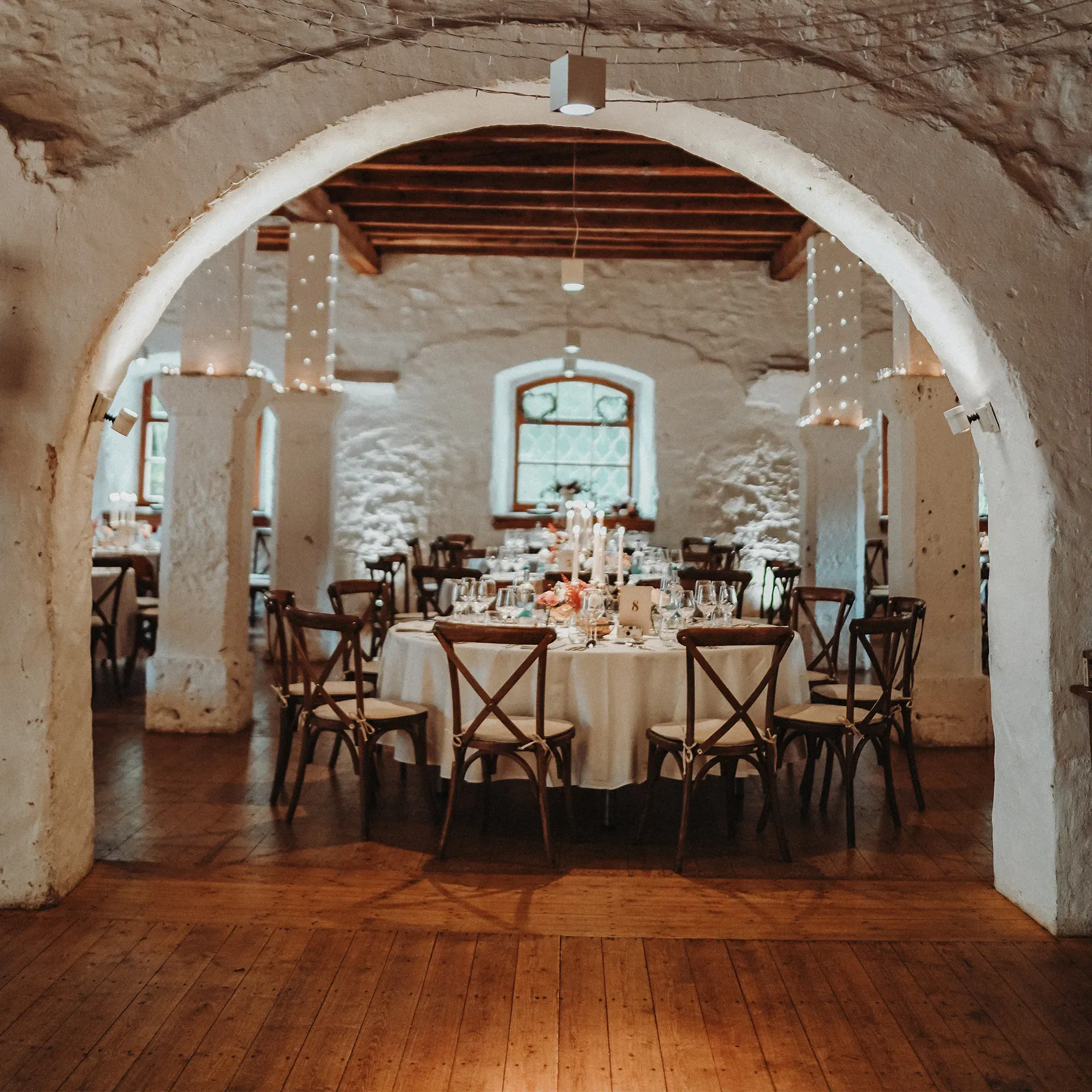 Imposanter Festsaal mit einem geschmückten Tisch.