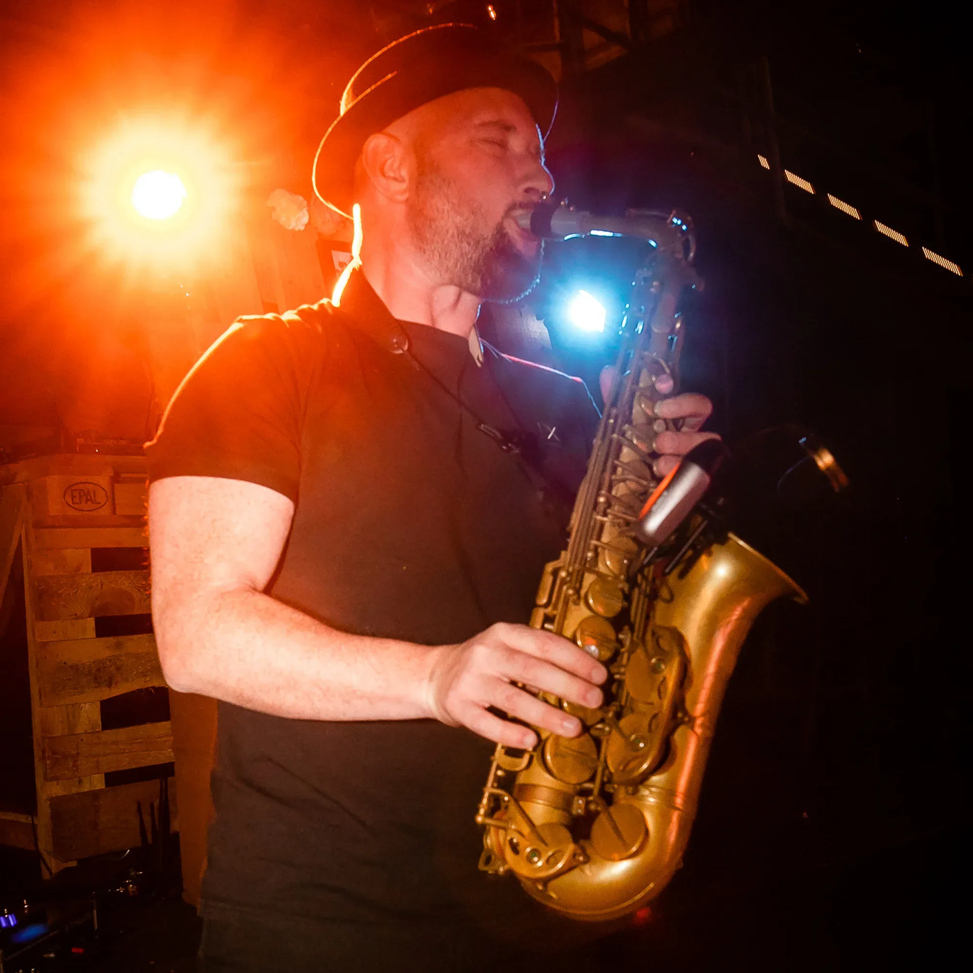 Ein Musiker spielt auf seinem Saxofon.