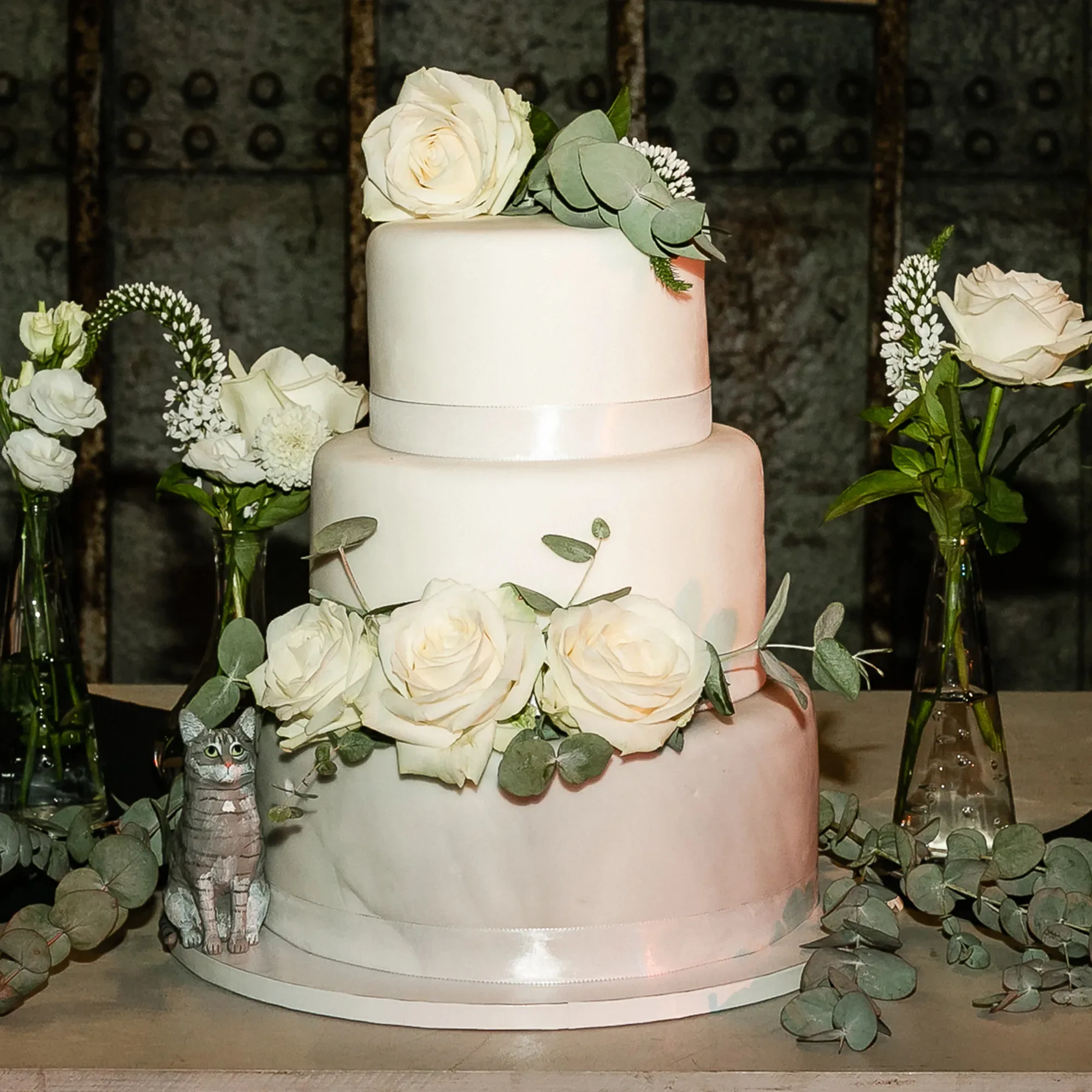 Hochzeitstorte mit Weißen Rosen.