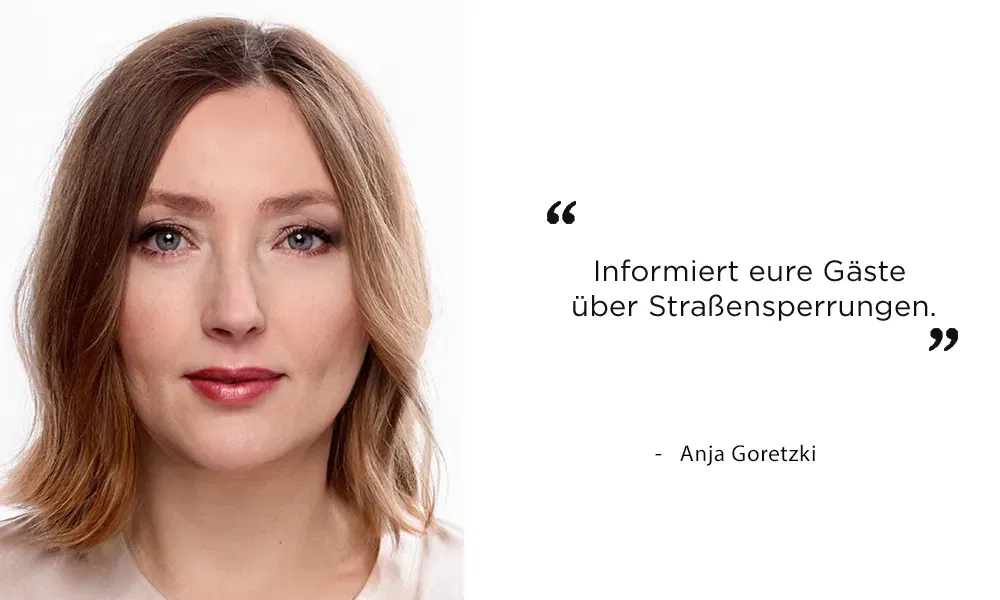 Anja Goretzki mit ruhigem Gesichtsausdruck, die wertvolle Tipps zur Kommunikation mit Hochzeitsgästen teilt.