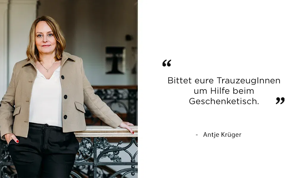 Antje Krüger lehnt an einem Geländer und gibt praktische Tipps für den Umgang mit Hochzeitsgeschenken.