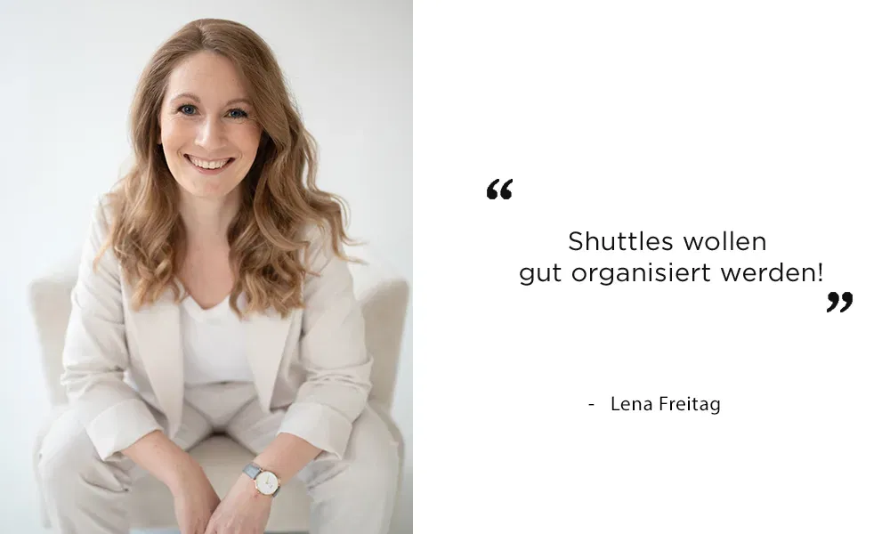 Lena Freitag sitzt entspannt und gibt nützliche Ratschläge für die Organisation von Shuttle-Services für Hochzeitsgäste.