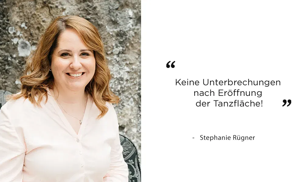 Stephanie Rügner sitzt entspannt und teilt ihre Empfehlung, Unterbrechungen nach der Eröffnung der Tanzfläche zu vermeiden.