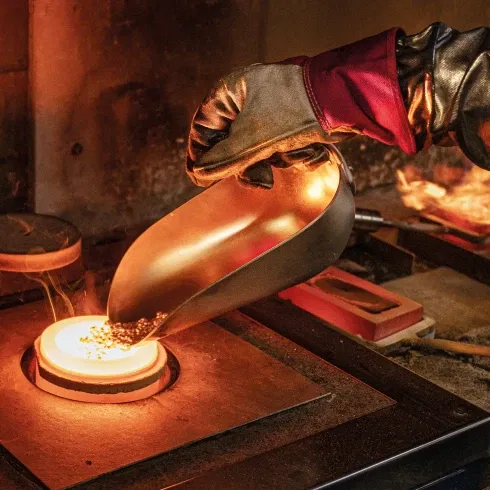 Goldkügelchen werden eingeschmolzen