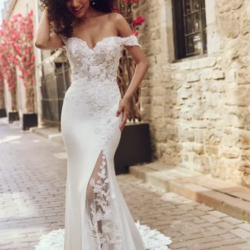 Rebecca Ingram Hochzeitskleid mit Fit-and-Flare-Schnitt und verspieltem Design.