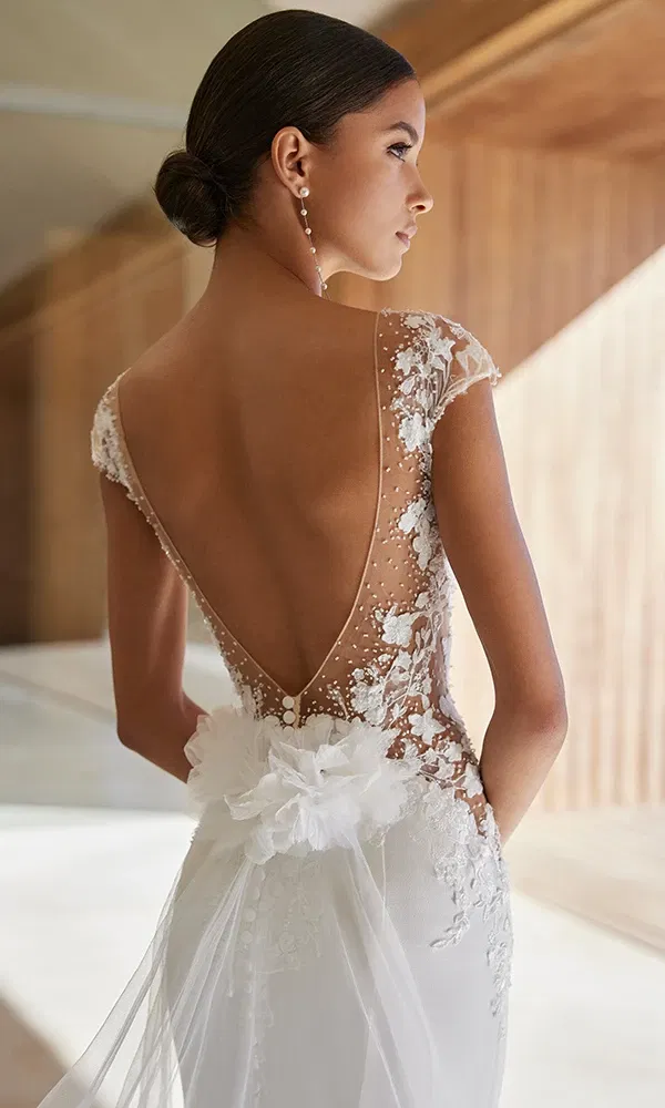 Exklusives Brautkleid von Rosa Clará mit tiefem V-Rückenausschnitt und floralen Applikationen.