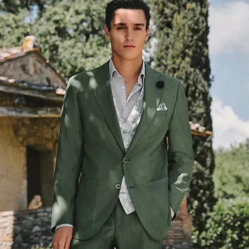 Moderner Hochzeitsanzug in elegantem Grün – perfekte Wahl für den stilbewussten Bräutigam.