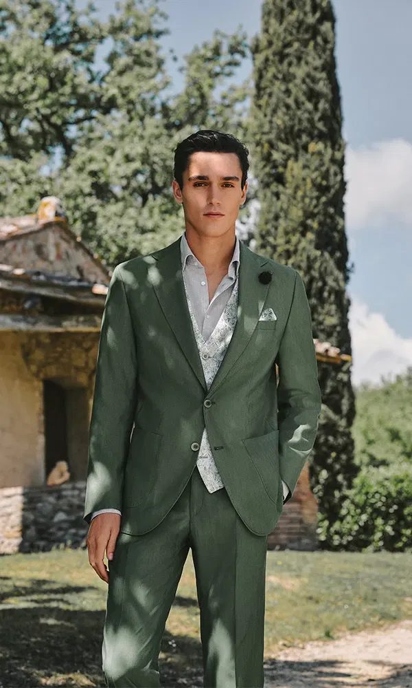 Moderner Hochzeitsanzug in elegantem Grün – perfekte Wahl für den stilbewussten Bräutigam.