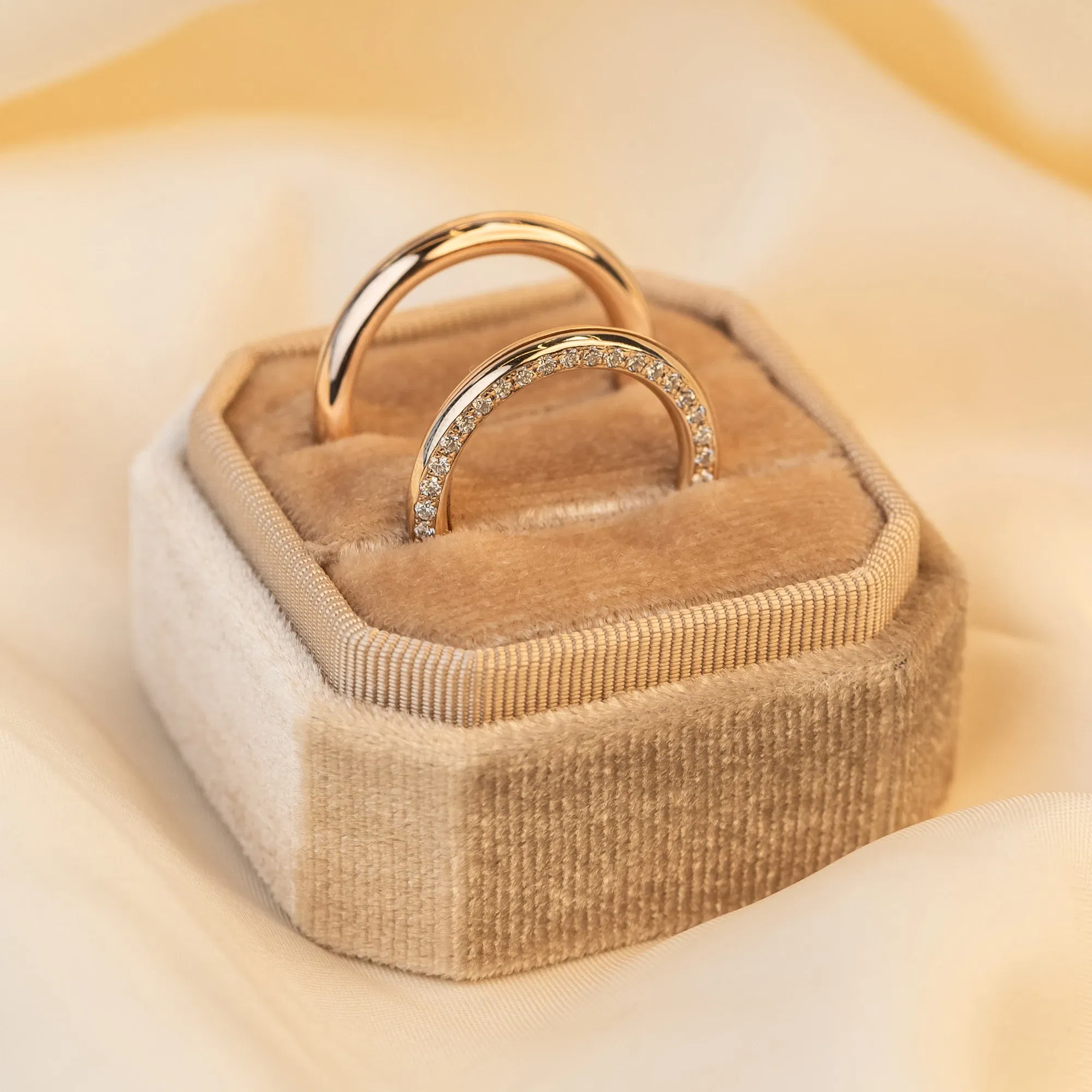 Goldene Trauringe von egf in einem Schmuckkästchen