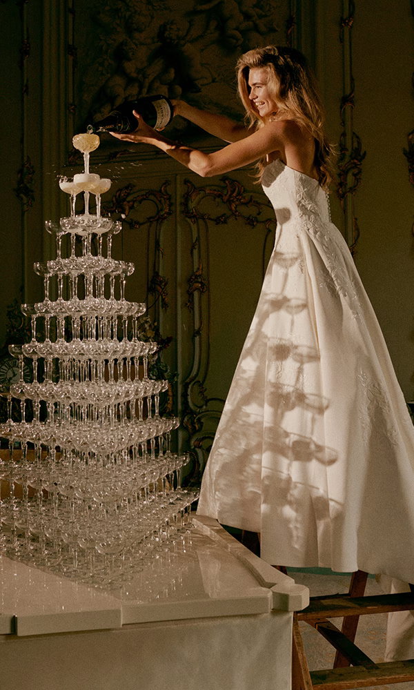 Elegantes Brautkleid mit tiefem Rückenausschnitt und floraler Spitze von L’Etoile