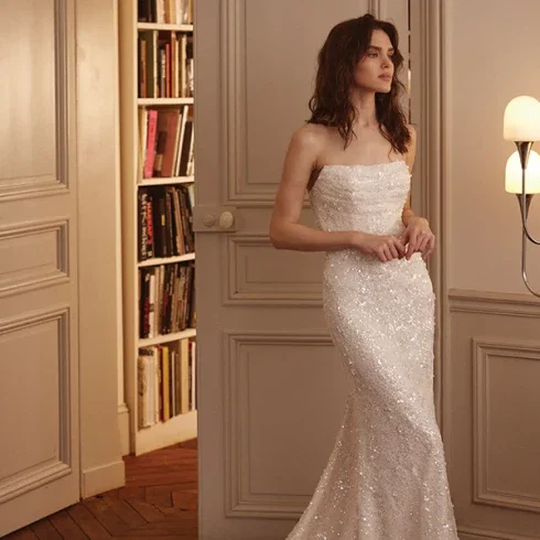 Funkelndes Fit-and-Flare-Brautkleid mit Paillettenbesatz und Schleppe