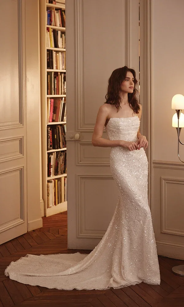 Funkelndes Fit-and-Flare-Brautkleid mit Paillettenbesatz und Schleppe