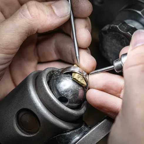 Diamantfassung mit Werkzeugen bei einem Ring von Breuning.