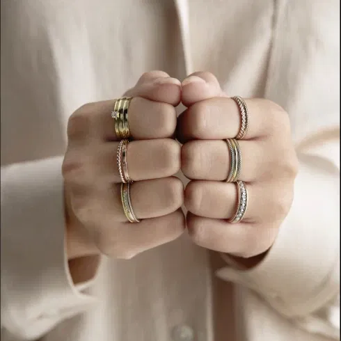 Weibliche Hände mit Ringen von Gersnter.