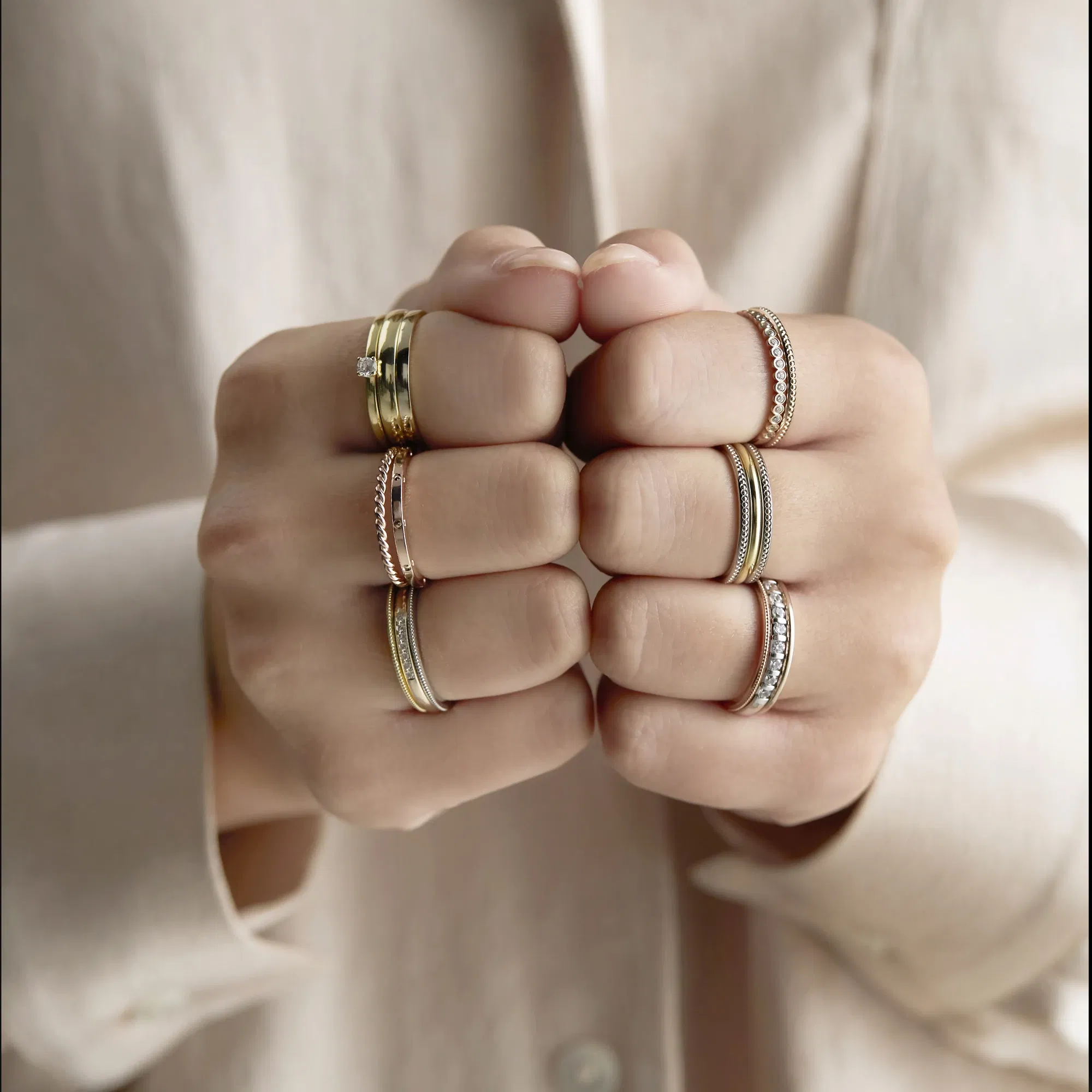 Weibliche Hände mit Ringen von Gersnter.